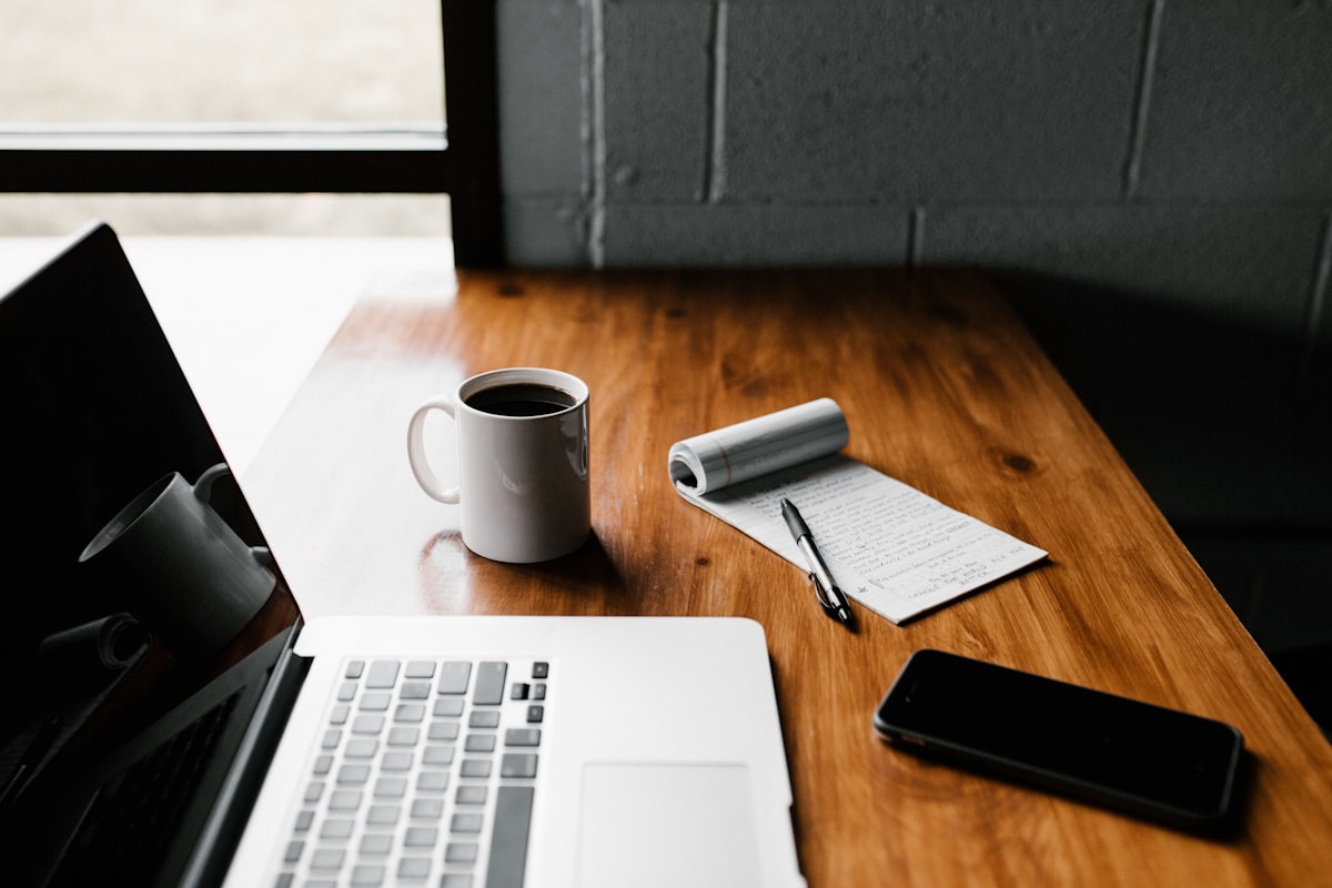 Workspace de aprendizaje con laptop y calendario