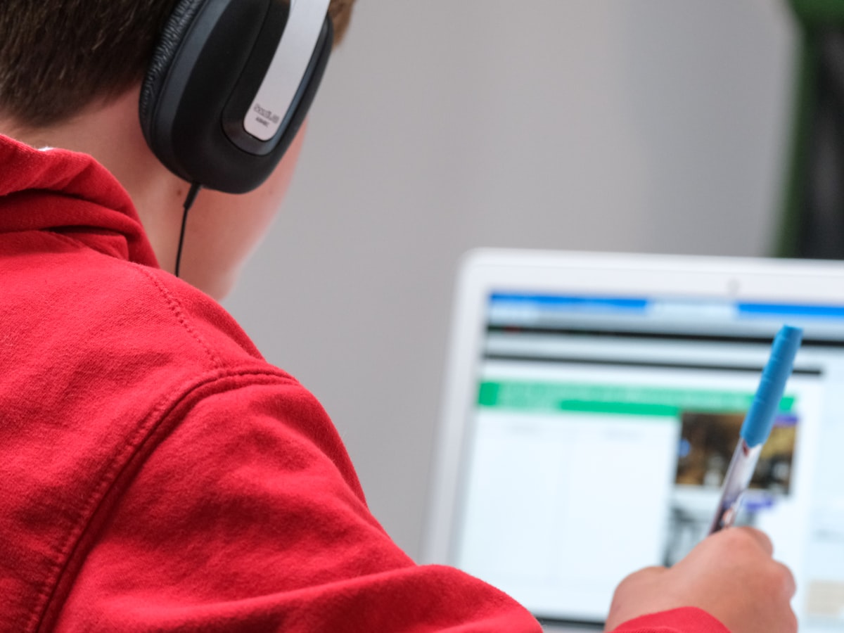 Enfermera estudiando con la plataforma de cursos cortos de COEMUR